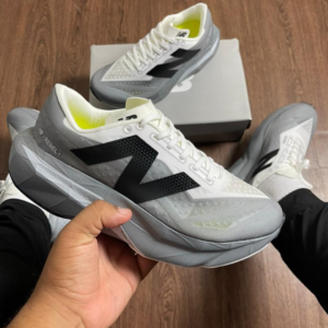 Tênis New Balance FuelCell Rebel Cinza, Branco e Preto