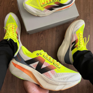 Tênis New Balance FuelCell Rebel Verde Neon, Branco e Laranja