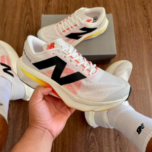 Tênis New Balance FuelCell Rebel Branco, Preto e Laranja