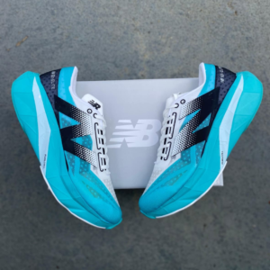 Tênis New Balance FuelCell Rebel Azul Turquesa, Branco e Preto
