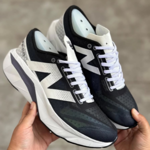 Tênis New Balance FuelCell Rebel Preto e Branco