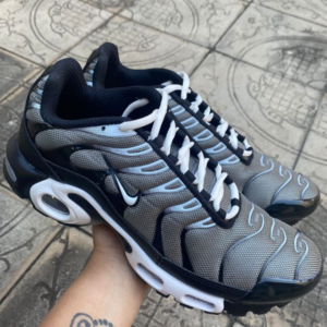 Tênis Nike Air Max Plus Cinza, Preto e Branco