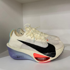Tênis Nike Alphafly 3 Off-White e Preto com Detalhes Coral