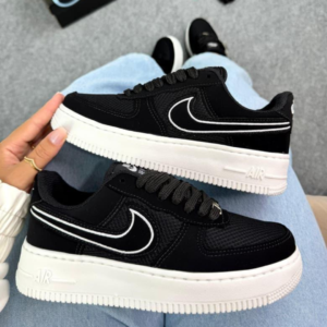 Tênis Nike Air Force 1 Preto com Solado Branco