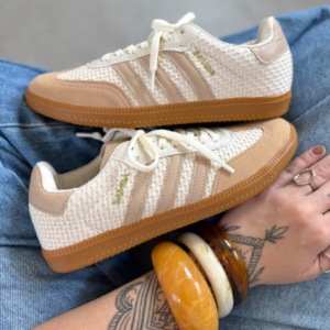 Tênis Adidas Samba Bege e Off-White com Solado Caramelo
